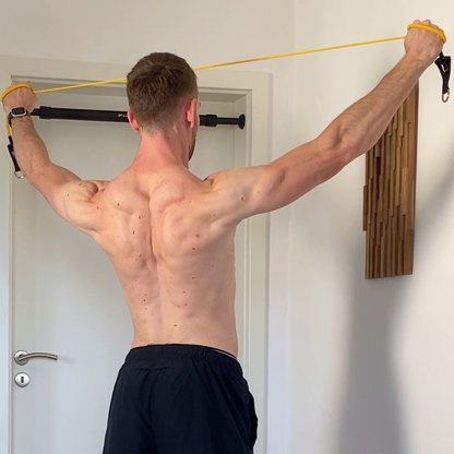 Exercice de Overhead Band Pull Appart avec un élastique de résistance d'une tension de 5 kilos