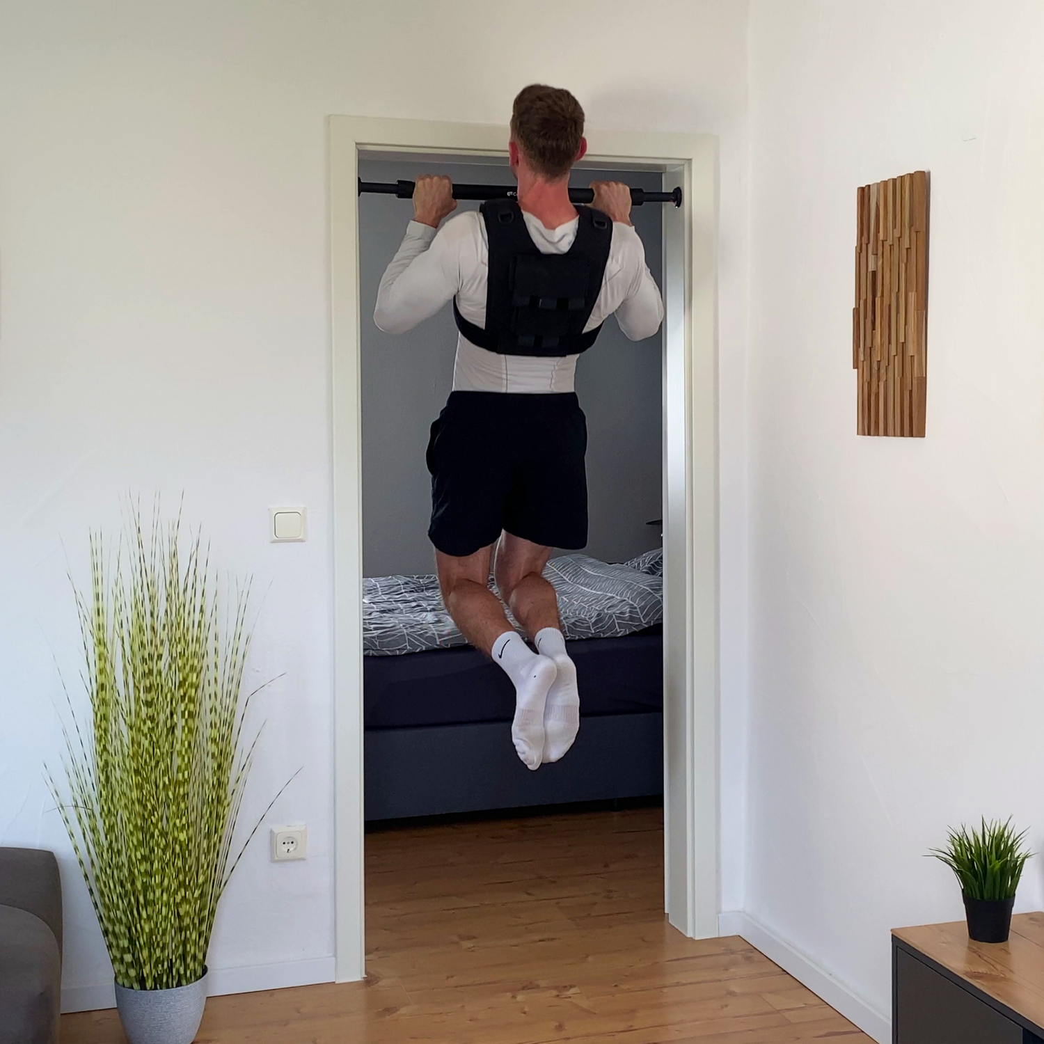 Exercice de traction pronation lestée avec la barre de traction télescopique