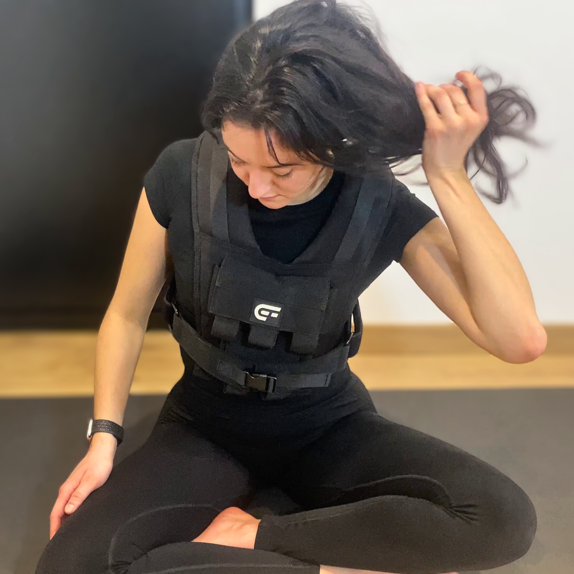 Femme qui porte un gilet lesté ajustable de 10 kilos.